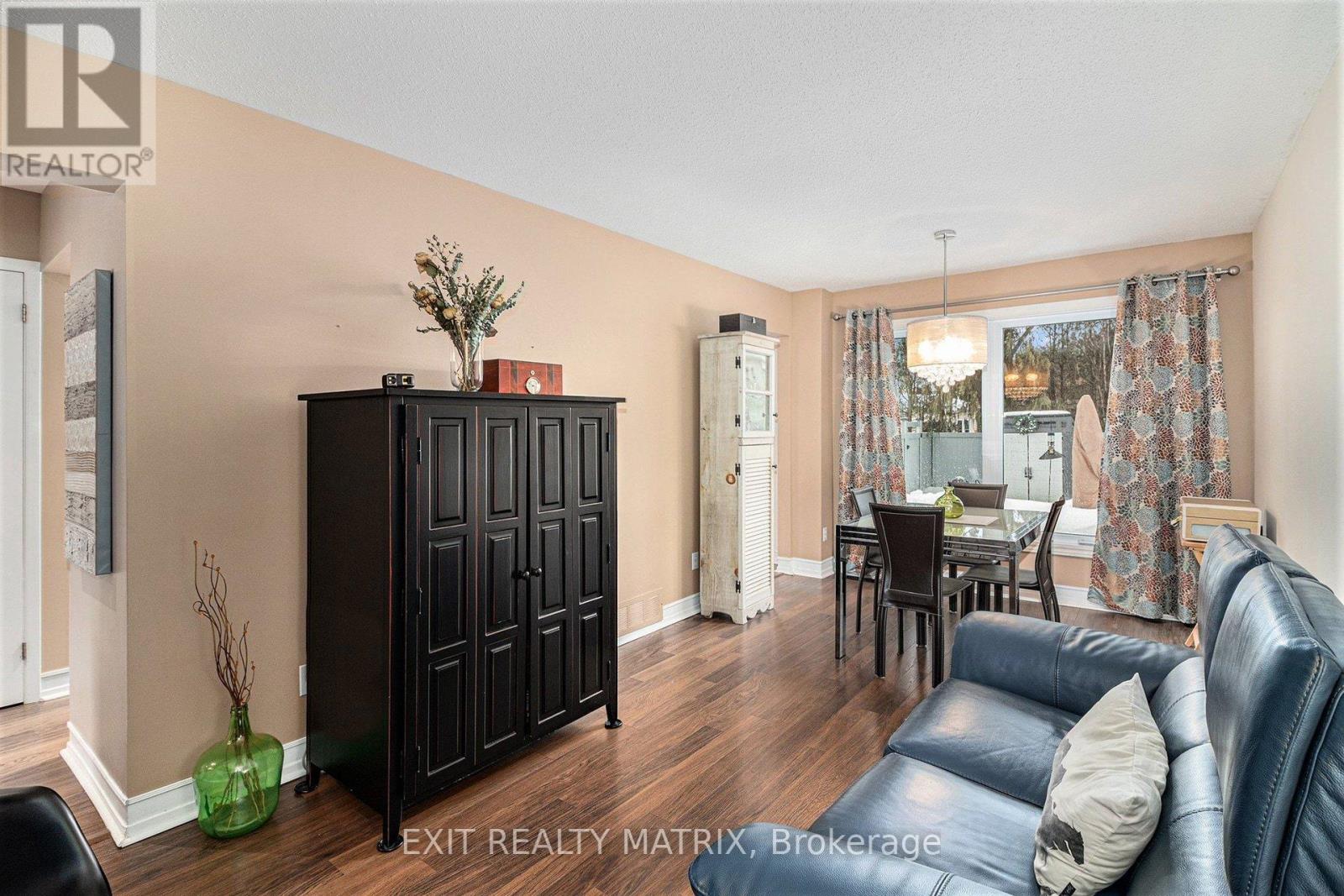 813 Clearcrest Crescent