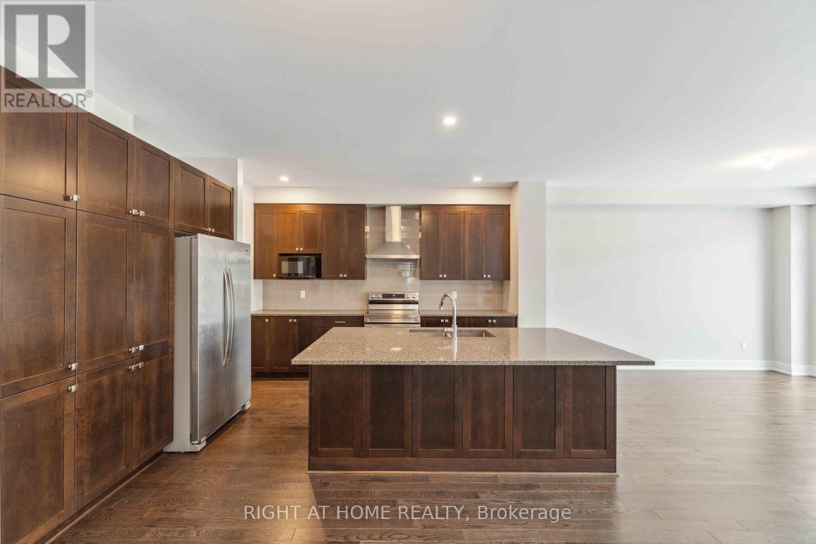 632 Moonflower Crescent W