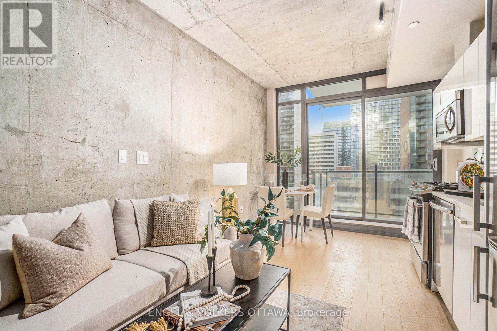 1113 - 224 Lyon Street N