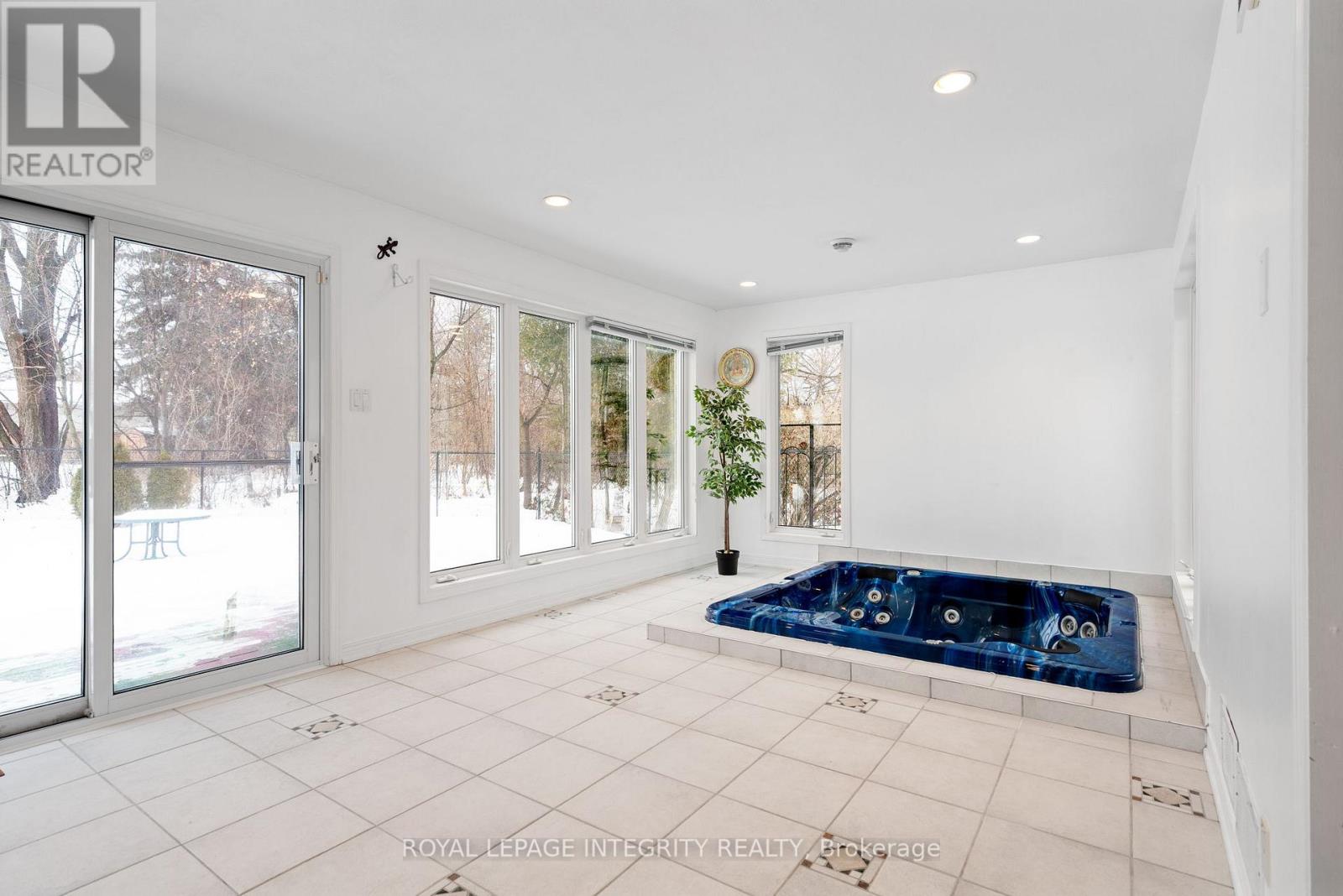 16 St Andrews Circle