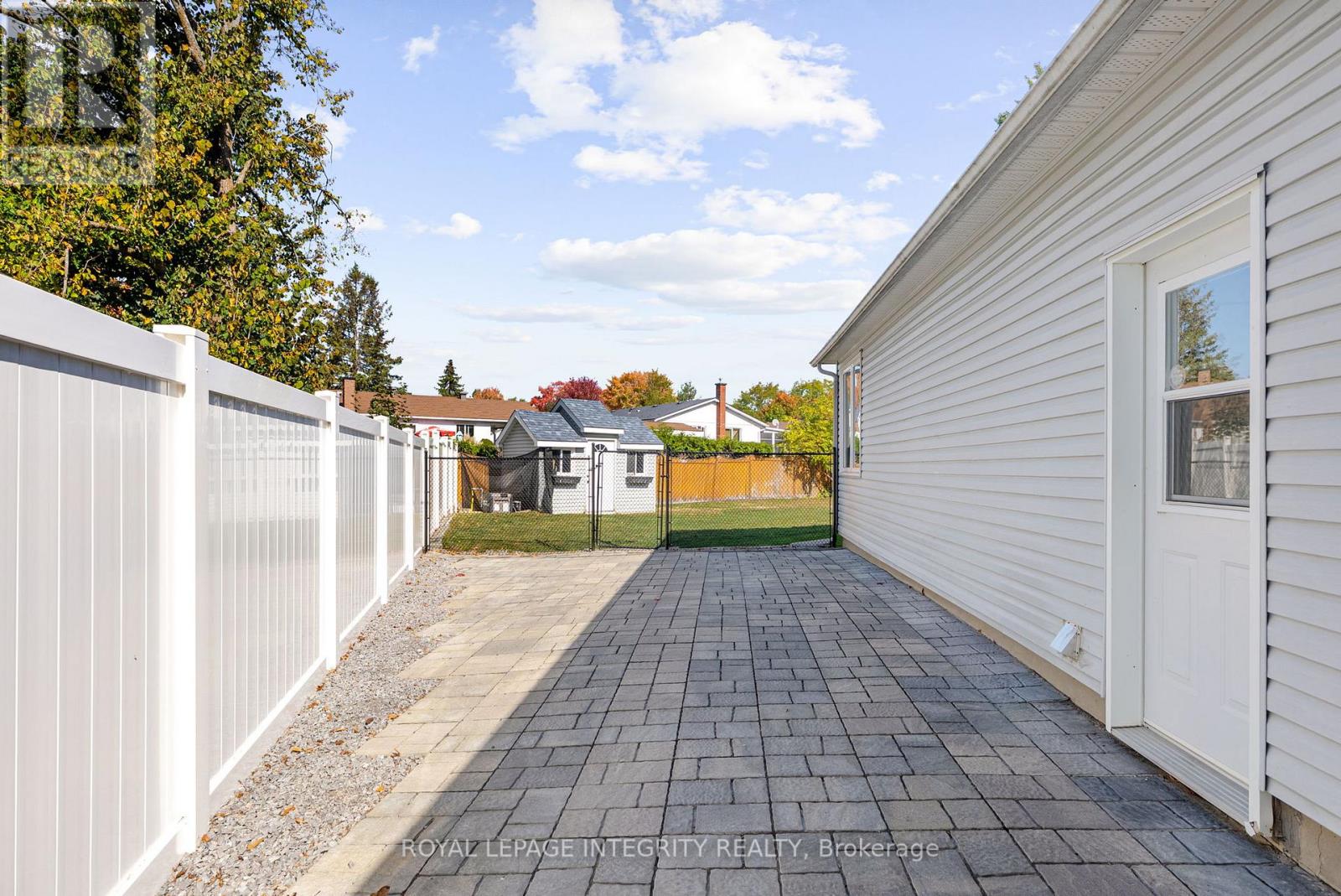 16 St Andrews Circle