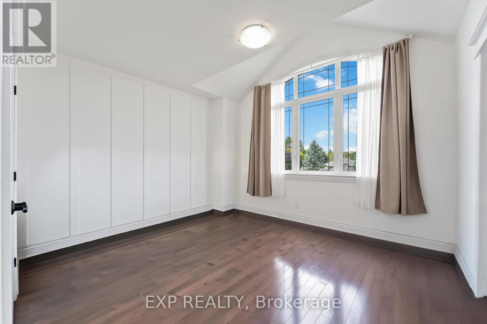 6984 Lakes Park Drive