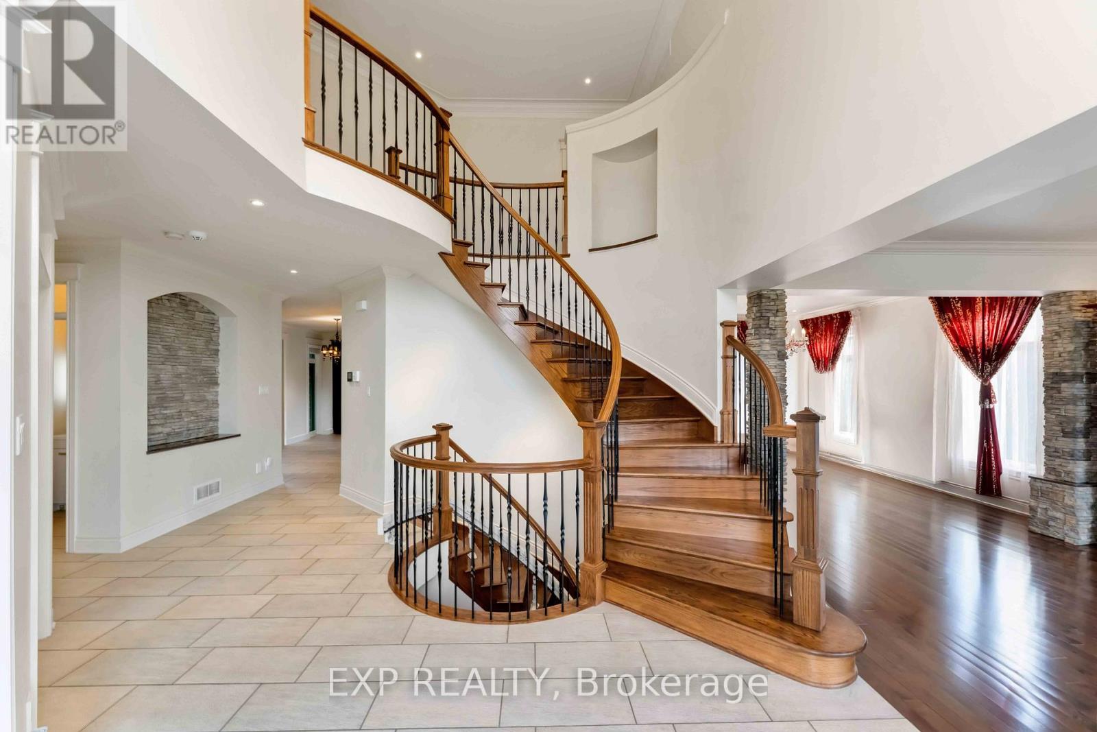 6984 Lakes Park Drive