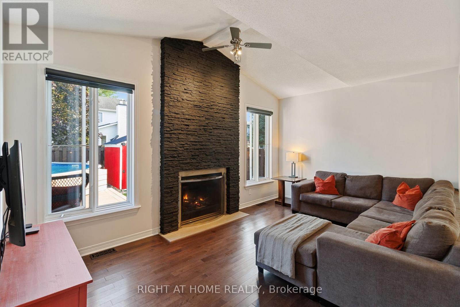 139 Locheland Crescent