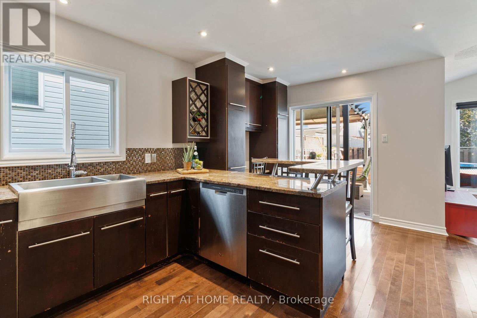 139 Locheland Crescent