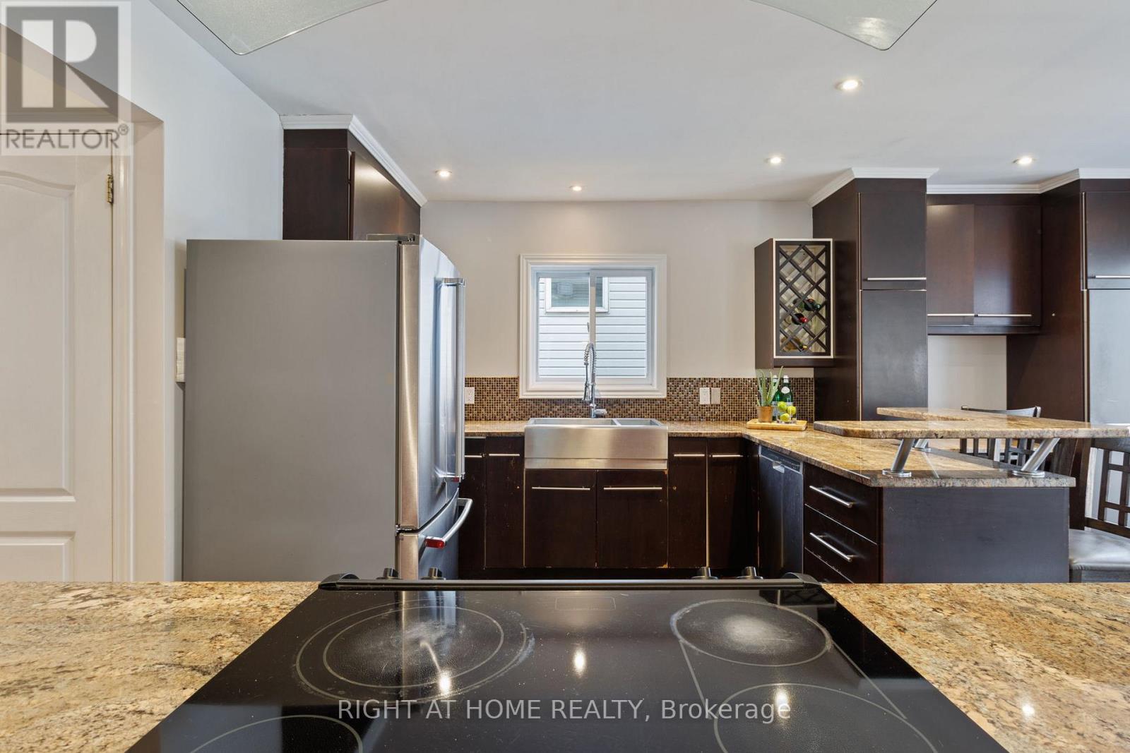 139 Locheland Crescent