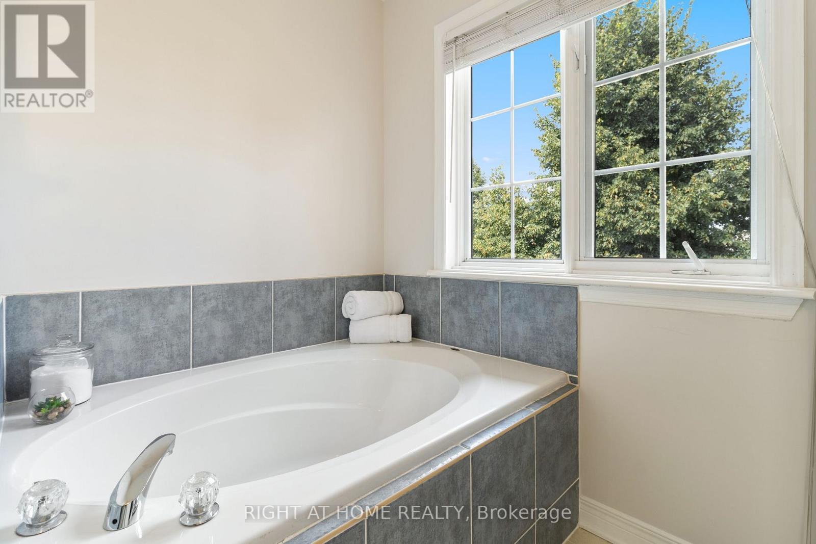 139 Locheland Crescent