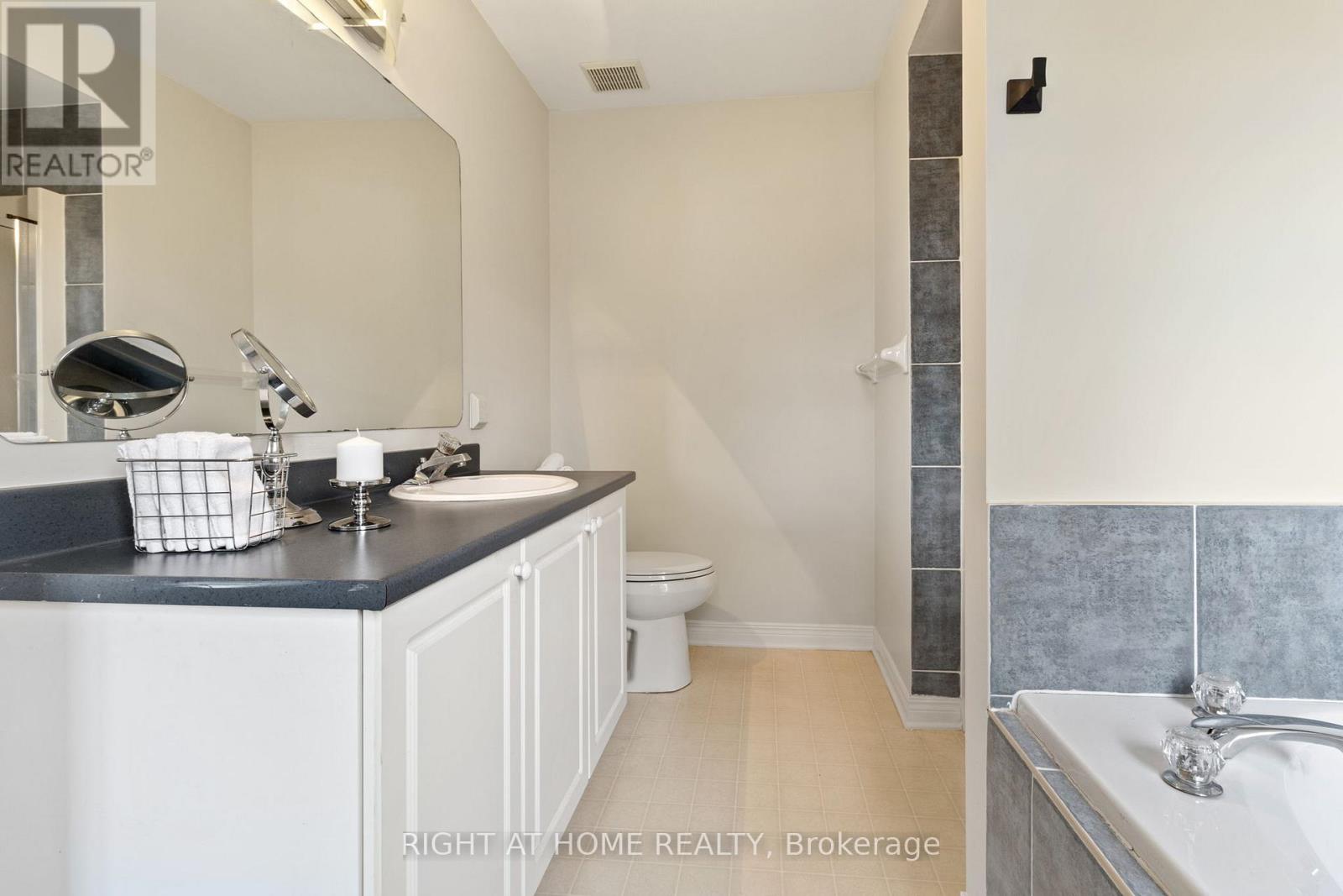 139 Locheland Crescent