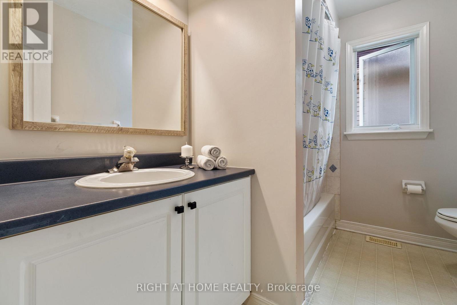 139 Locheland Crescent