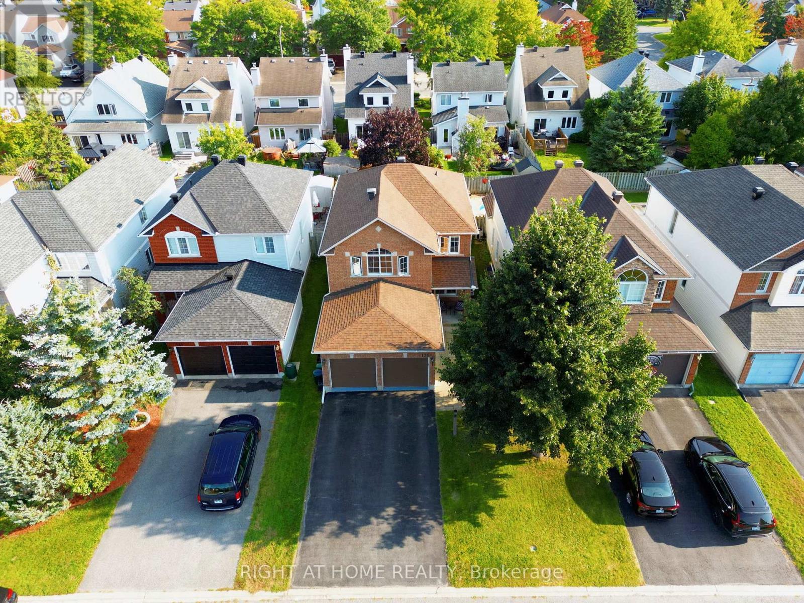 139 Locheland Crescent