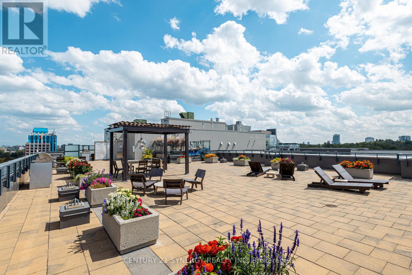 814 - 360 Patricia Avenue