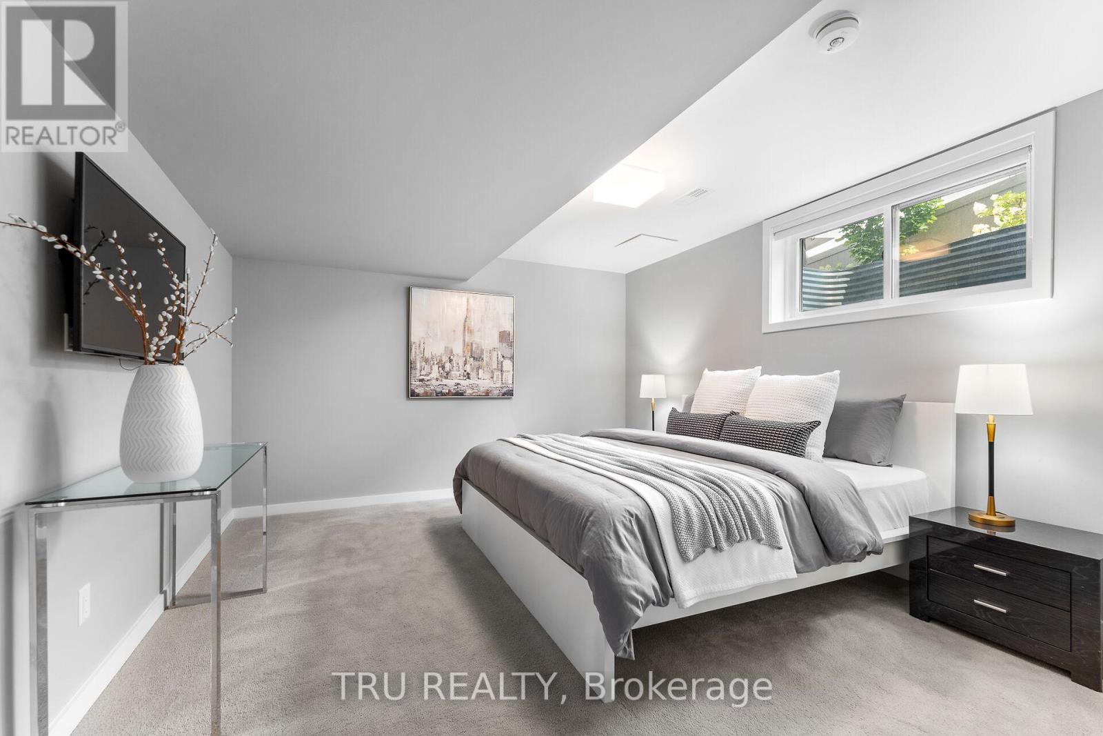 250 Sunnyridge Crescent