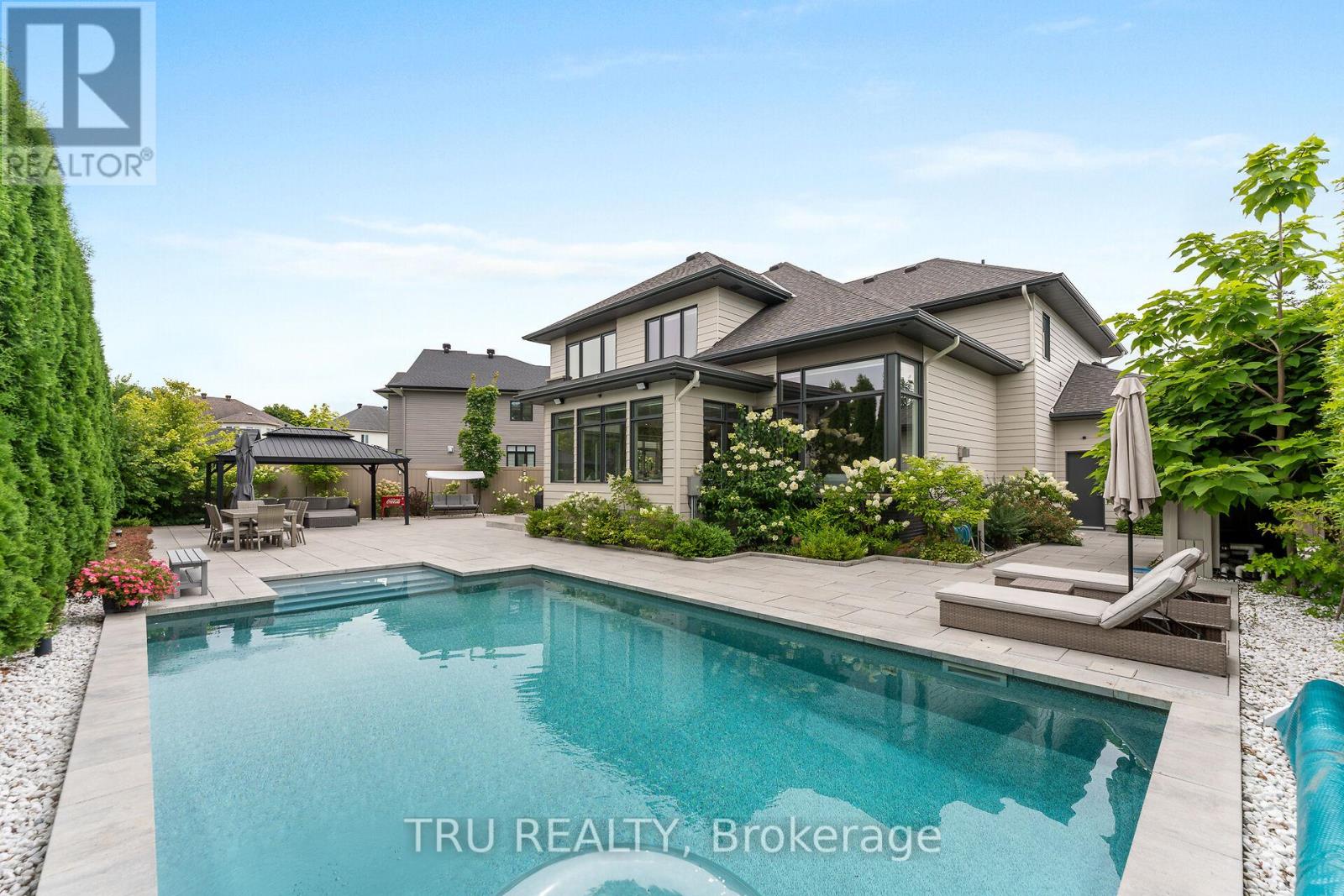 250 Sunnyridge Crescent