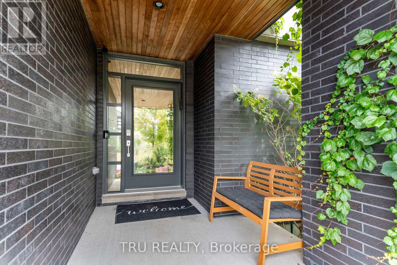 250 Sunnyridge Crescent