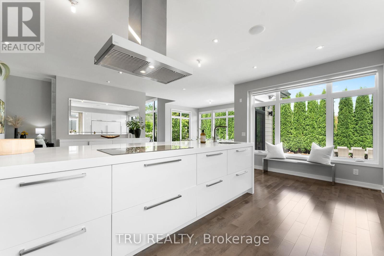 250 Sunnyridge Crescent