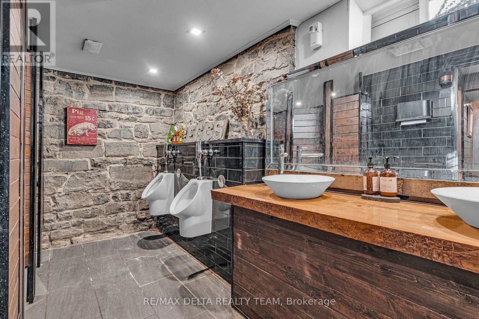 2607 Old Montreal Road