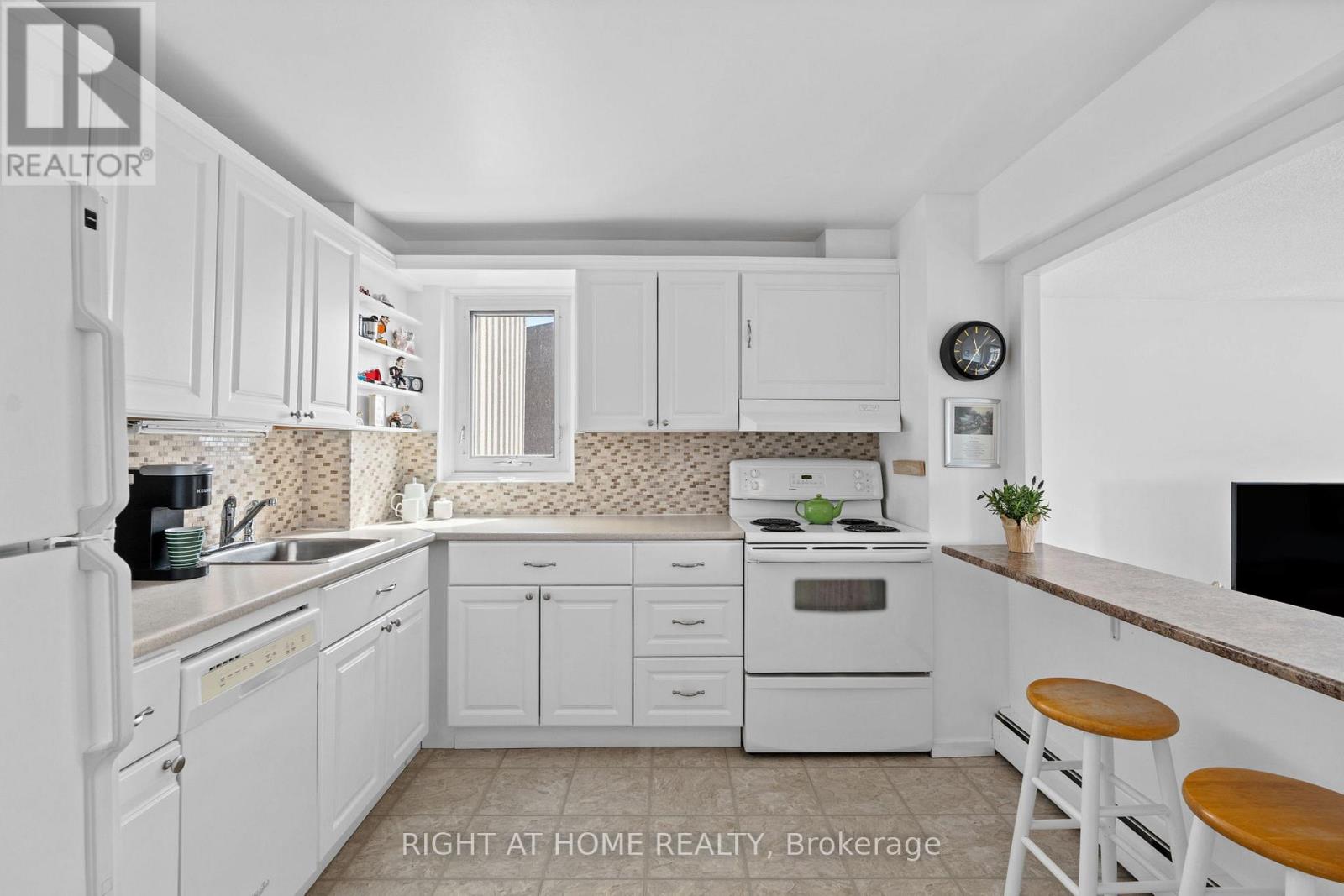 906 - 1171 Ambleside Drive