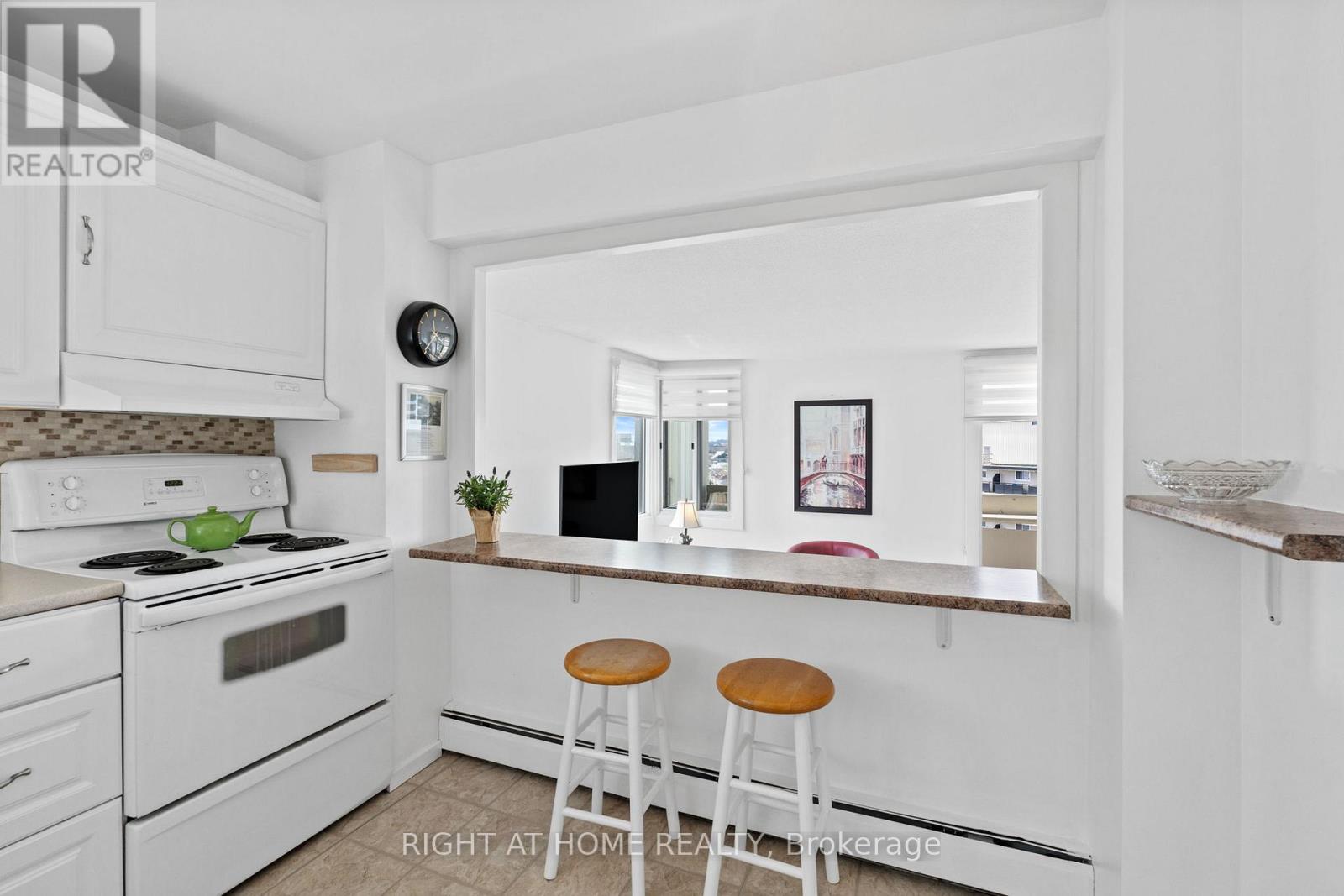 906 - 1171 Ambleside Drive