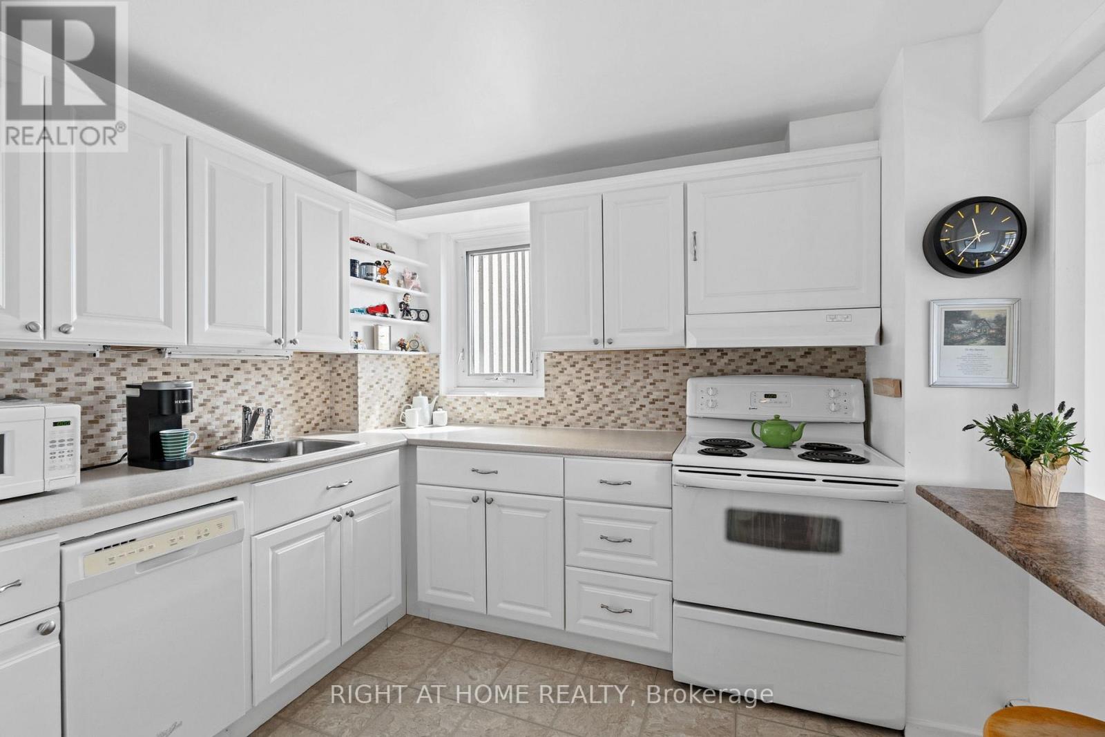 906 - 1171 Ambleside Drive