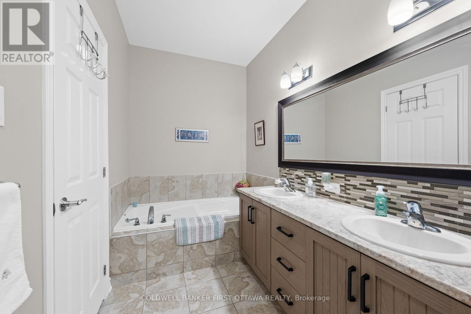 239 Royal Landing Gate