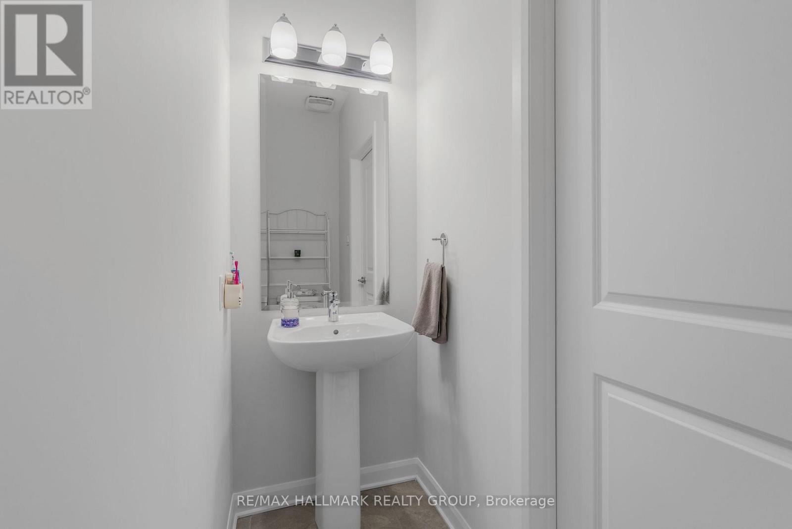 5017 Abbott Street E