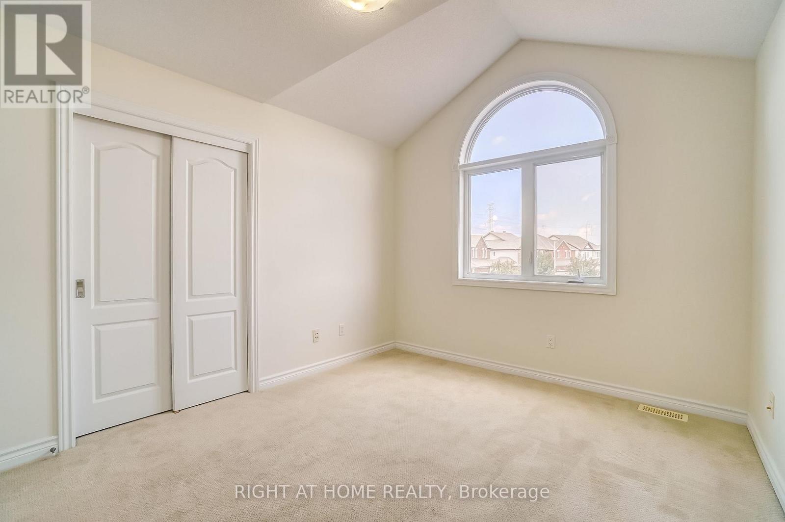 1074 Northgraves Crescent