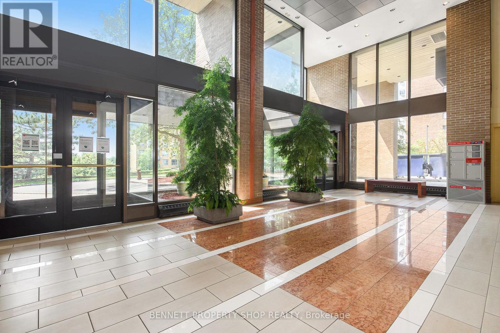 1402 - 505 St Laurent Boulevard