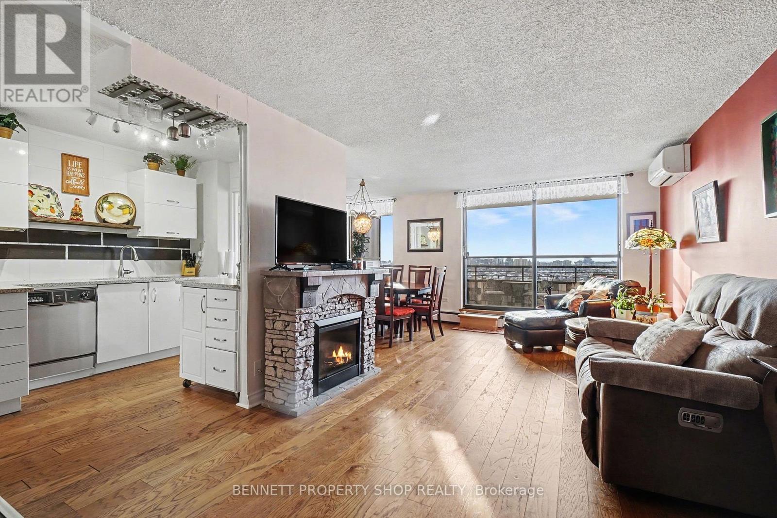 1402 - 505 St Laurent Boulevard