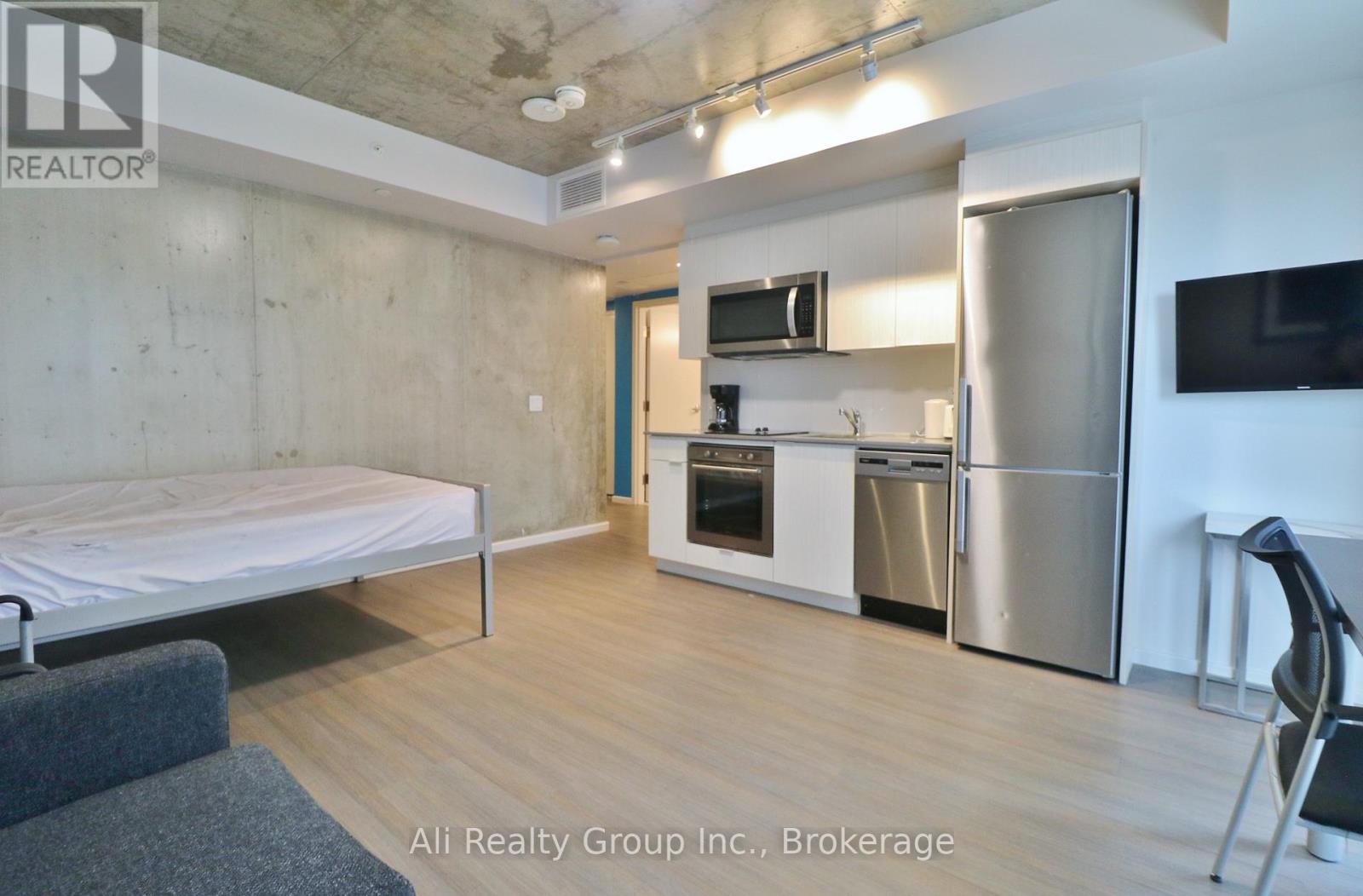 2918 - 105 Champagne Avenue S