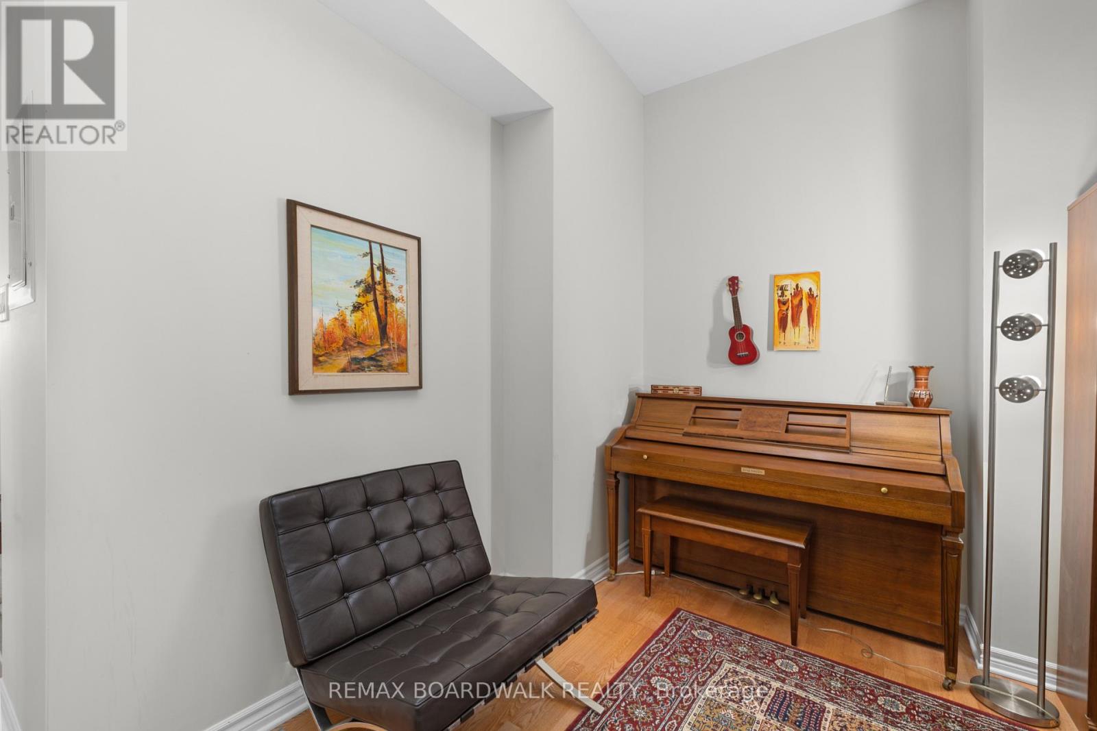 1004 - 314 Central Park Drive