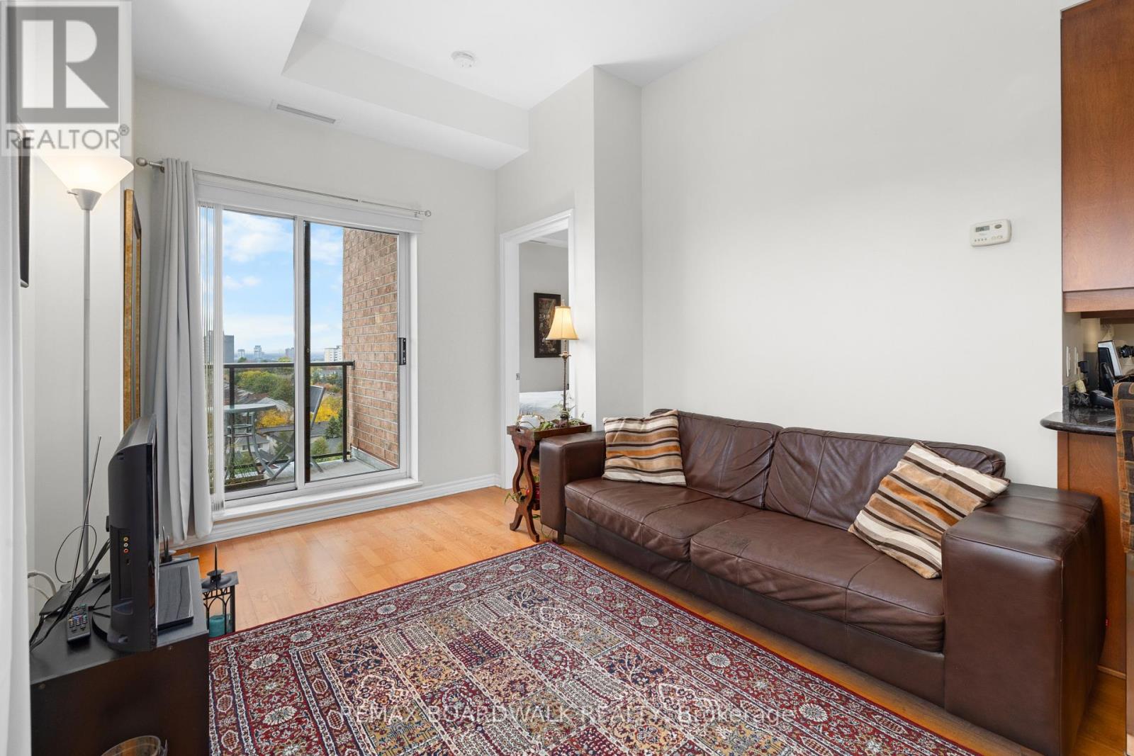 1004 - 314 Central Park Drive