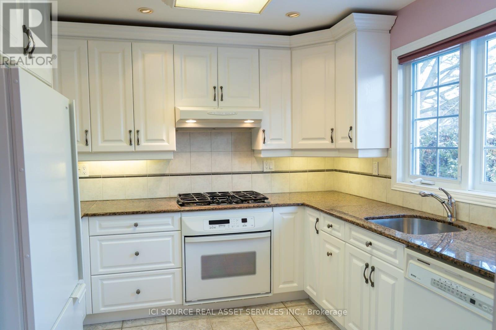 768 Vinette Crescent