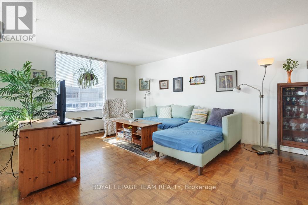 1004 - 40 Arthur Street E