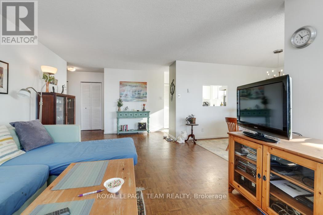 1004 - 40 Arthur Street E