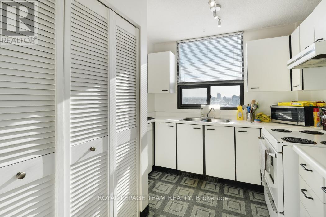 1004 - 40 Arthur Street E