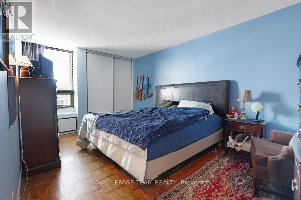 1004 - 40 Arthur Street E