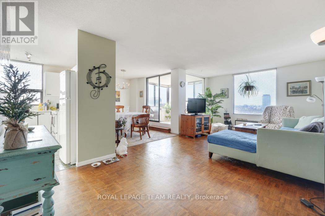 1004 - 40 Arthur Street E