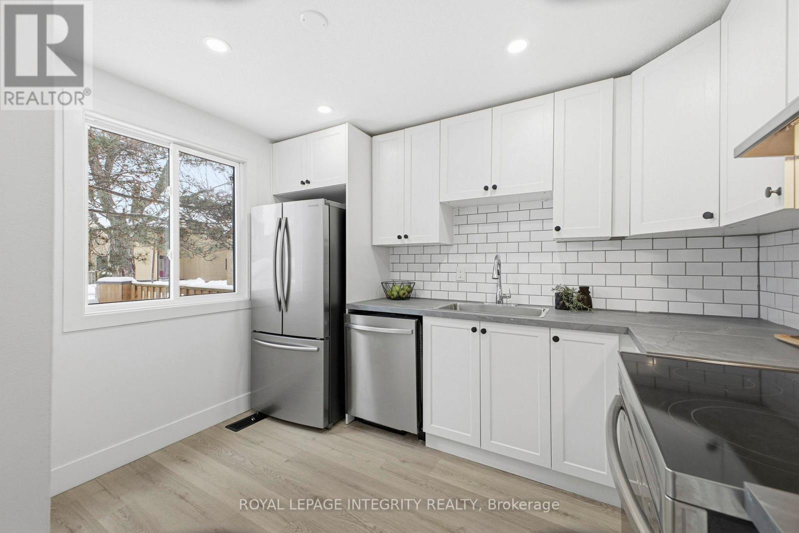 6 - 7868 Jeanne D'arc Boulevard N