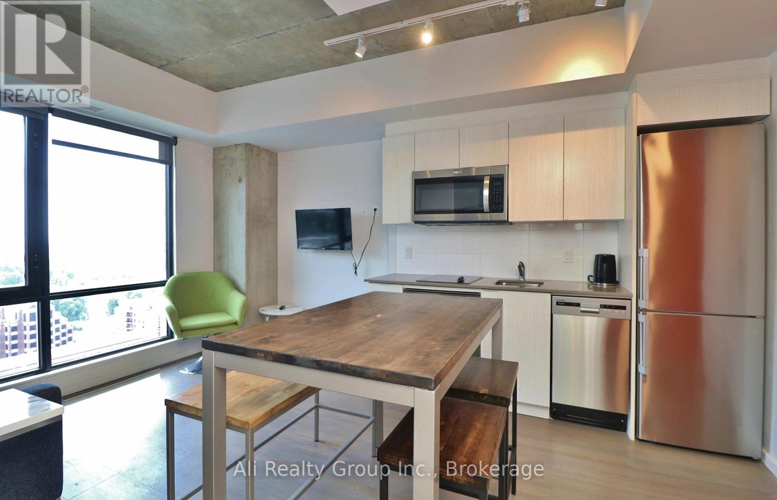 816 - 105 Champagne Avenue S