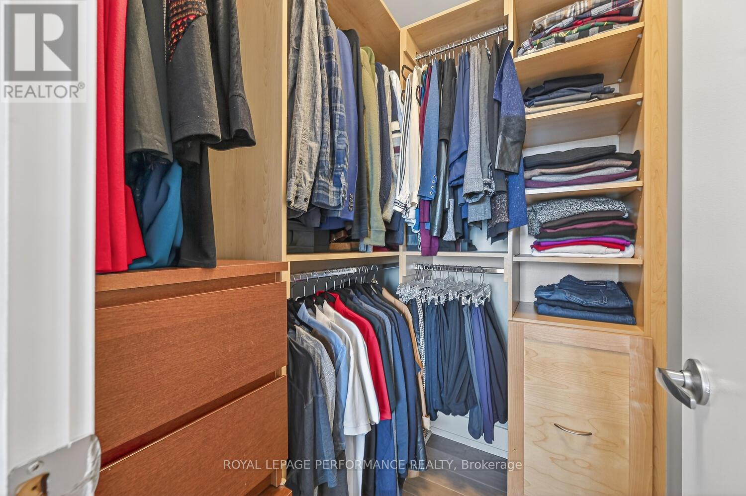 801 - 100 Champagne Avenue S