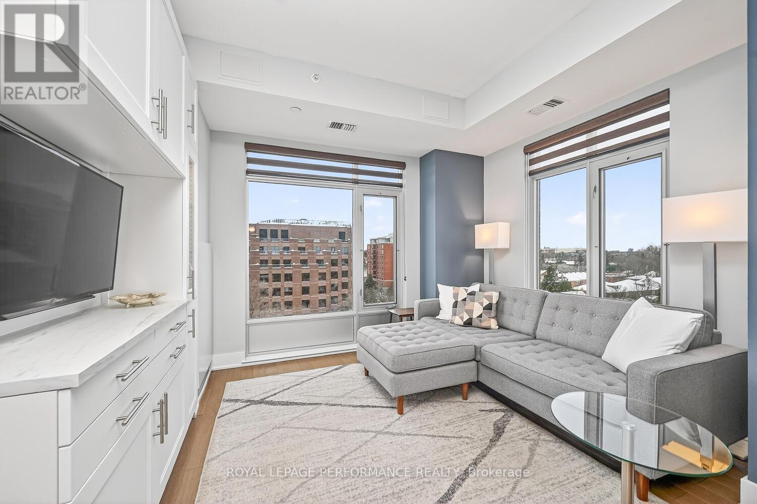 801 - 100 Champagne Avenue S