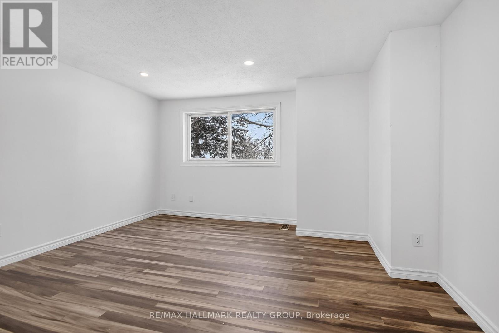 7 - 86 Esterlawn Private