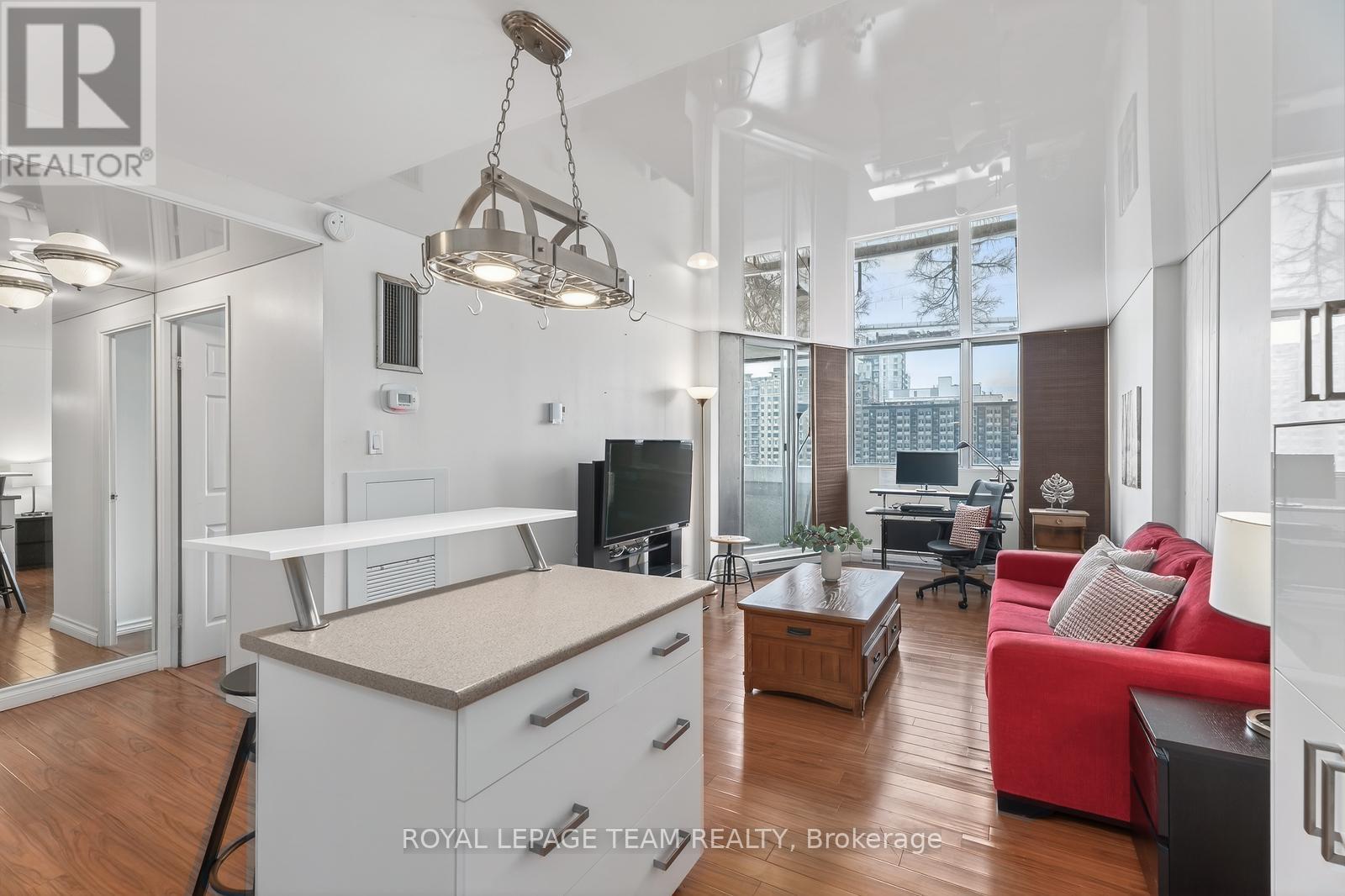 809 - 530 Laurier Avenue W