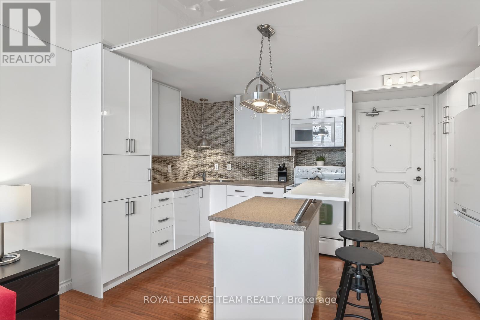 809 - 530 Laurier Avenue W