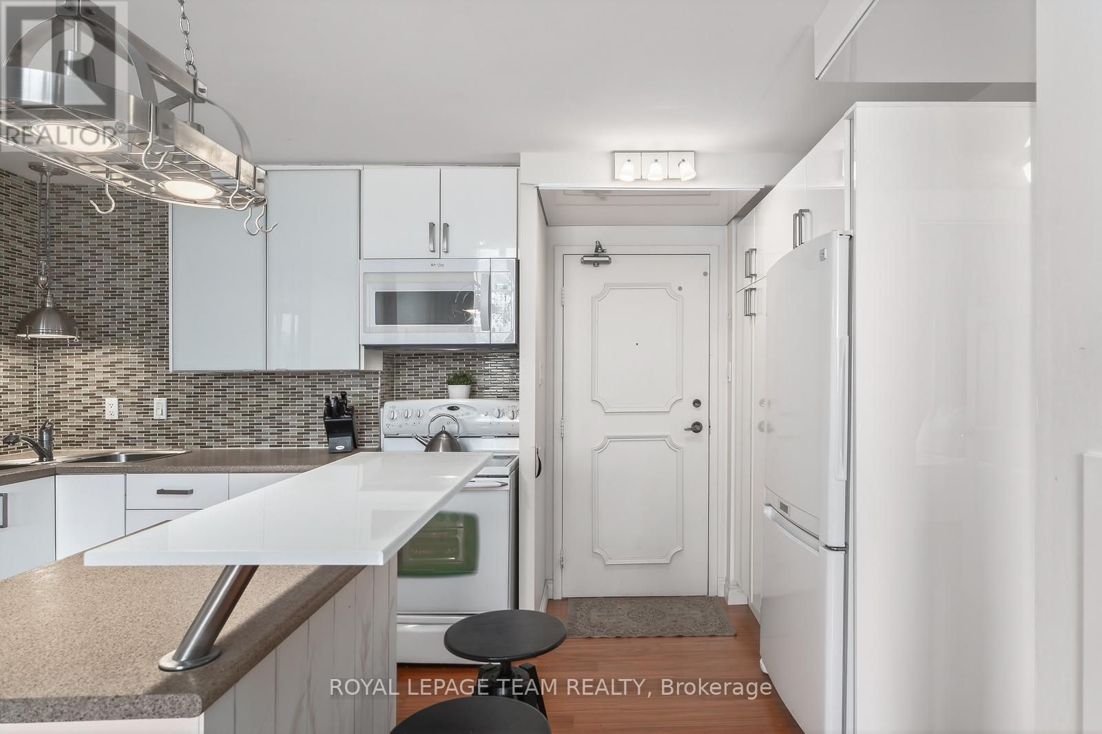 809 - 530 Laurier Avenue W