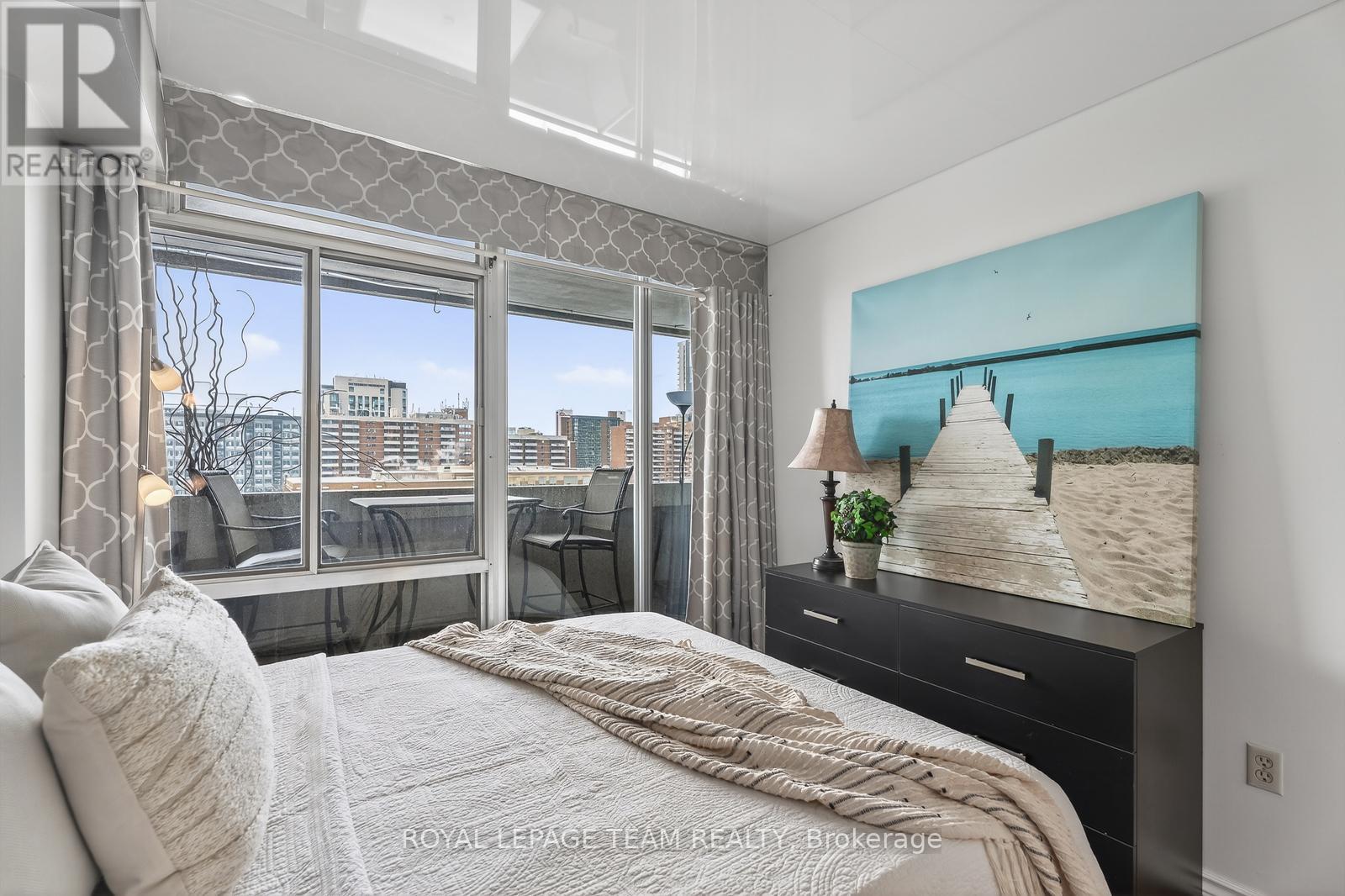 809 - 530 Laurier Avenue W