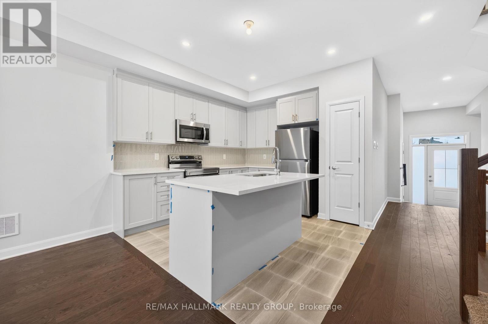 887 Eileen Vollick Crescent