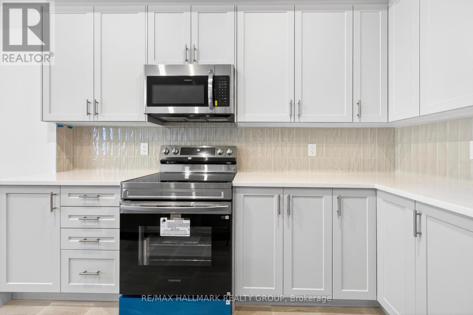 887 Eileen Vollick Crescent