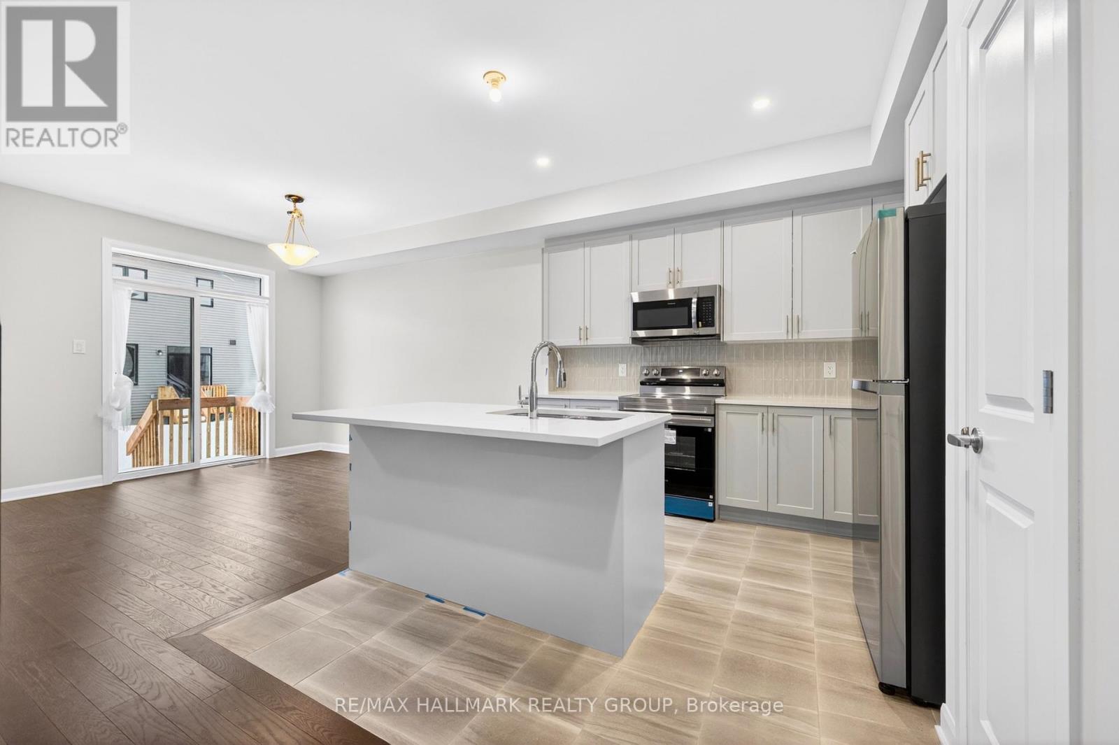 887 Eileen Vollick Crescent