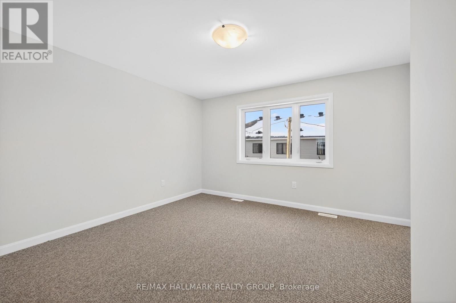 887 Eileen Vollick Crescent